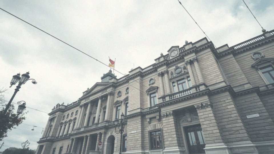 Jakie szczegóły architektoniczne posiada Pałac Kultury i Nauki?