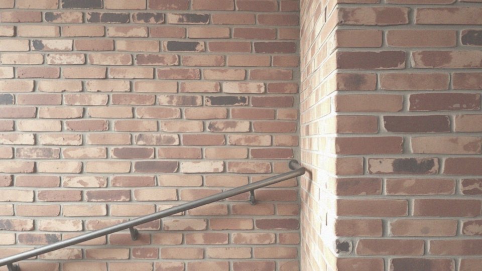 Jakie zalety ma cegła jako materiał na ściany klatki schodowej?