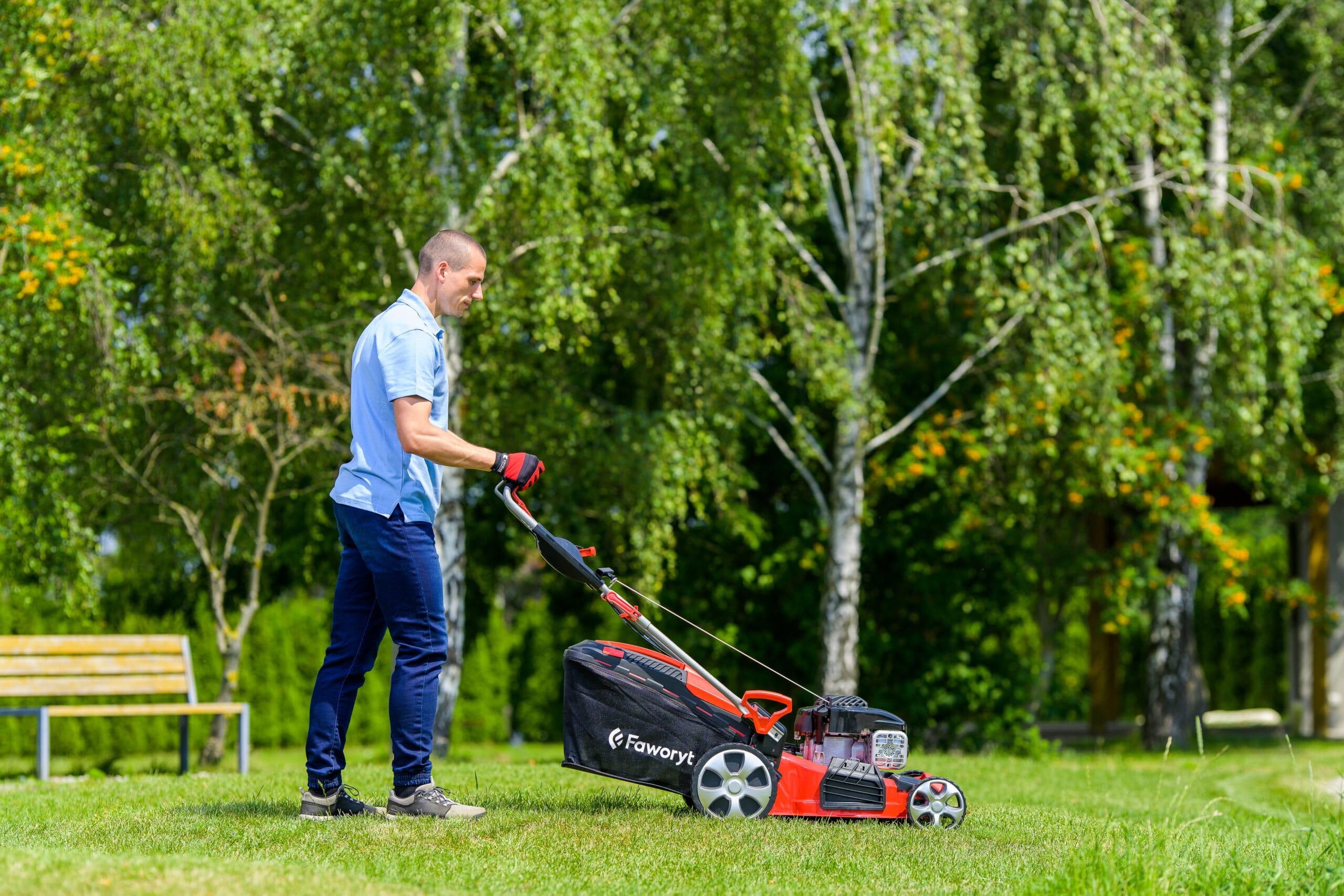 Wiosenne koszenie trawy krok po kroku: najczęstsze błędy, których należy unikać