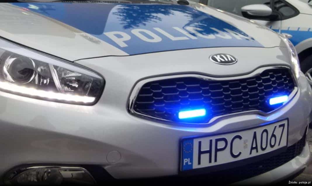 Policja w Wadowicach udzieliła pomocy starszej kobiecie na uszkodzonym wózku inwalidzkim