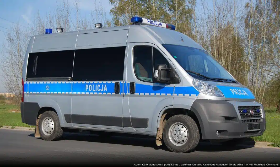 Policjanci z Wadowic wspierają osoby bezdomne podczas zimowych mrozów