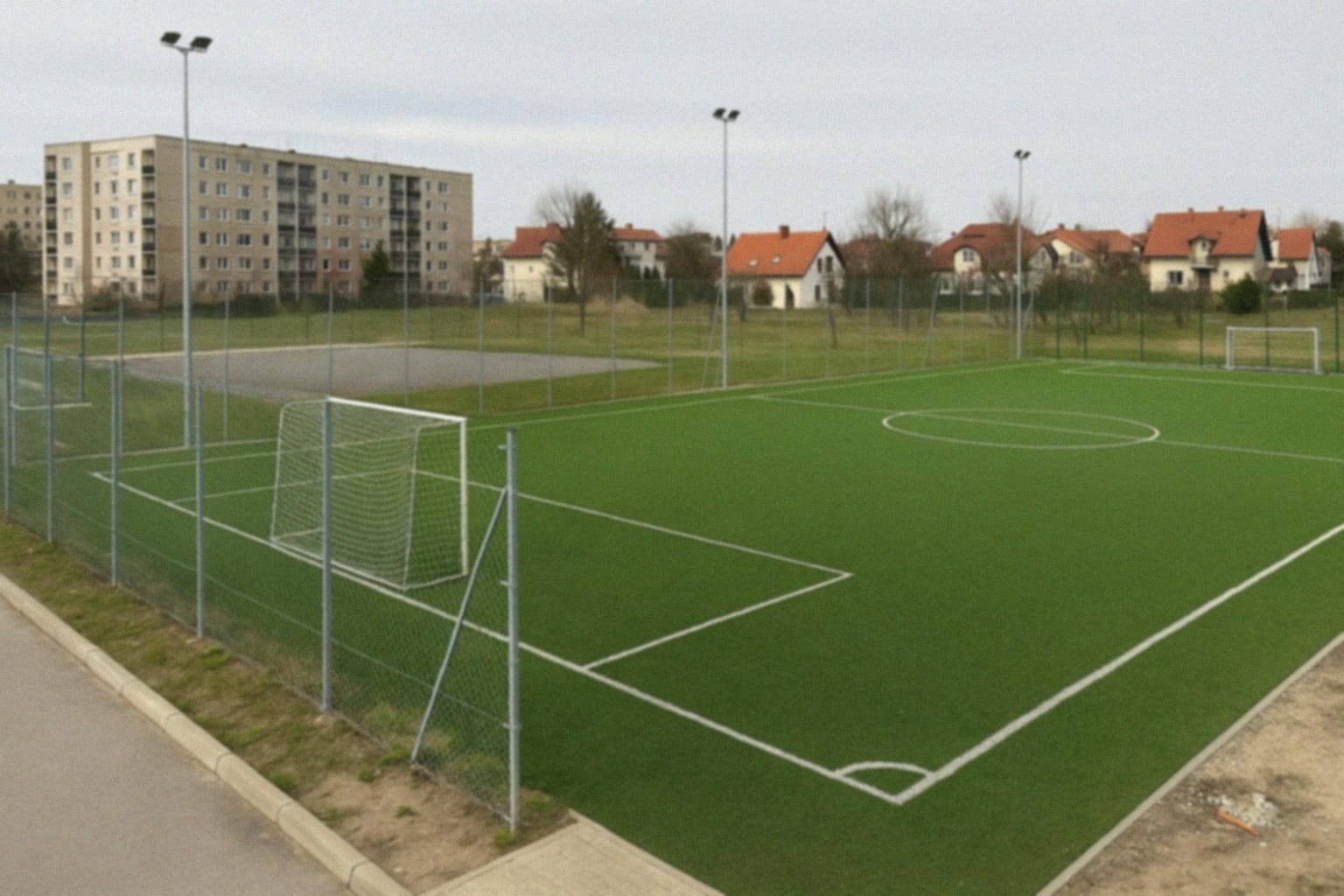 Intensywne zmagania piłkarskie na Stadionie Miejskim w Wadowicach